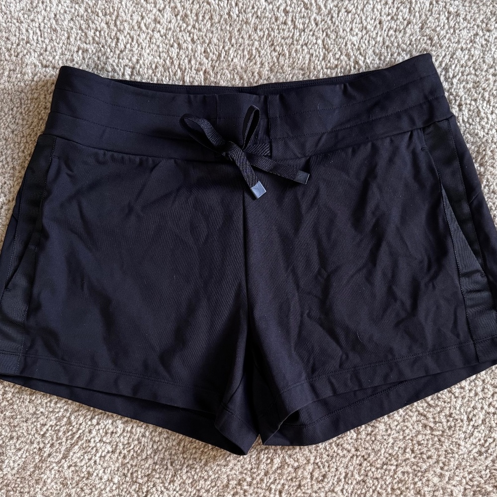 Athleta Women’s size Large pull-on shorts with elastic ribbon tie waist; Black